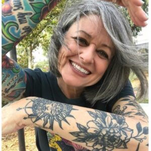 58-year-old woman responds to those who criticize her for her tattoos and youthful style