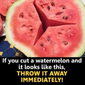 If you open a watermelon you find these cracks in it … DO NOT EAT IT! If you open a watermelon you find these cracks in it … DO NOT EAT IT!